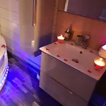 Luxe Sauna Privatif Et Grand Bain Jacuzzi A Deux A Biscarosse Pour Nuit Romantique Avec Decoration Led Et Bougies *