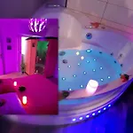 Luxe Sauna Romantique: Biscarosse Getaway Apartment *