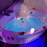Luxe Sauna Privatif Et Grand Bain Jacuzzi A Deux A Biscarosse Pour Nuit Romantique Avec Decoration Led Et Bougies アパート ビスカロッス