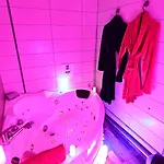 Luxe Sauna Romantique: Biscarosse Getaway *