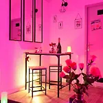 Luxe Sauna Privatif Et Grand Bain Jacuzzi A Deux A Biscarosse Pour Nuit Romantique Avec Decoration Led Et Bougies アパート